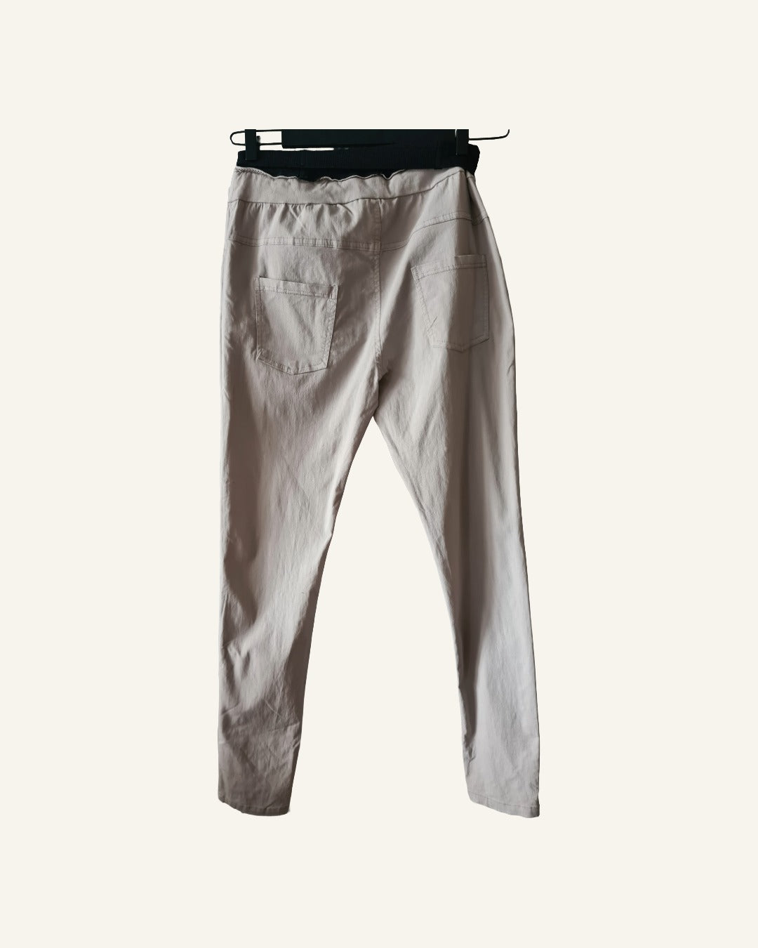 Beige stretch broek met elastische taille – maat S/M – Tweedehands