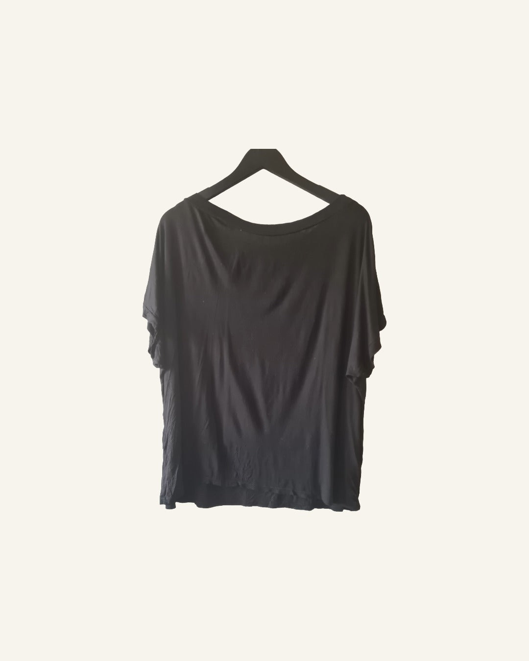 Zwart T-shirt met rozen & vlinders – maat 46/48/50 – Tweedehands