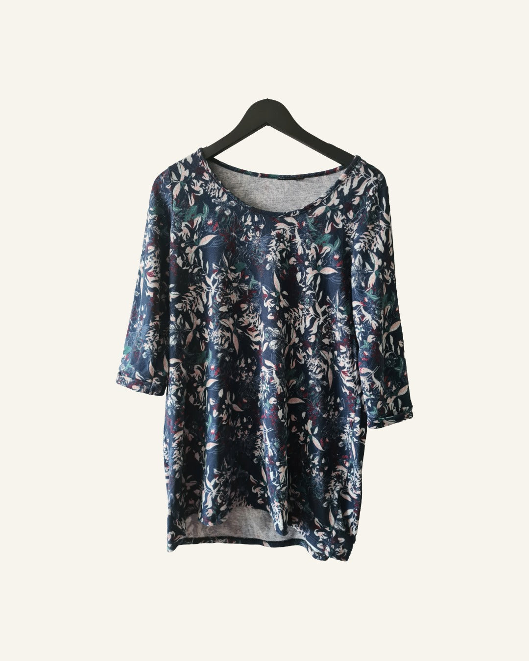 Donkerblauw shirt met bloemenprint en 3/4 mouw – maat 42/44 – Tweedehands