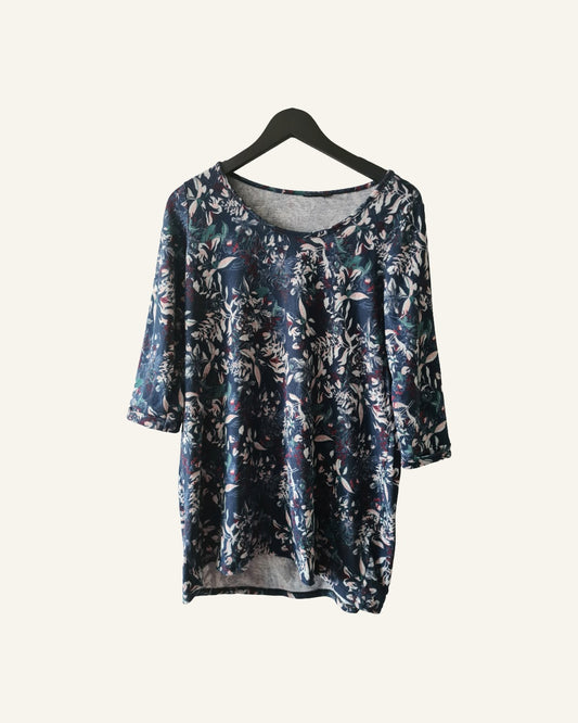 Donkerblauw shirt met bloemenprint en 3/4 mouw – maat 42/44 – Tweedehands