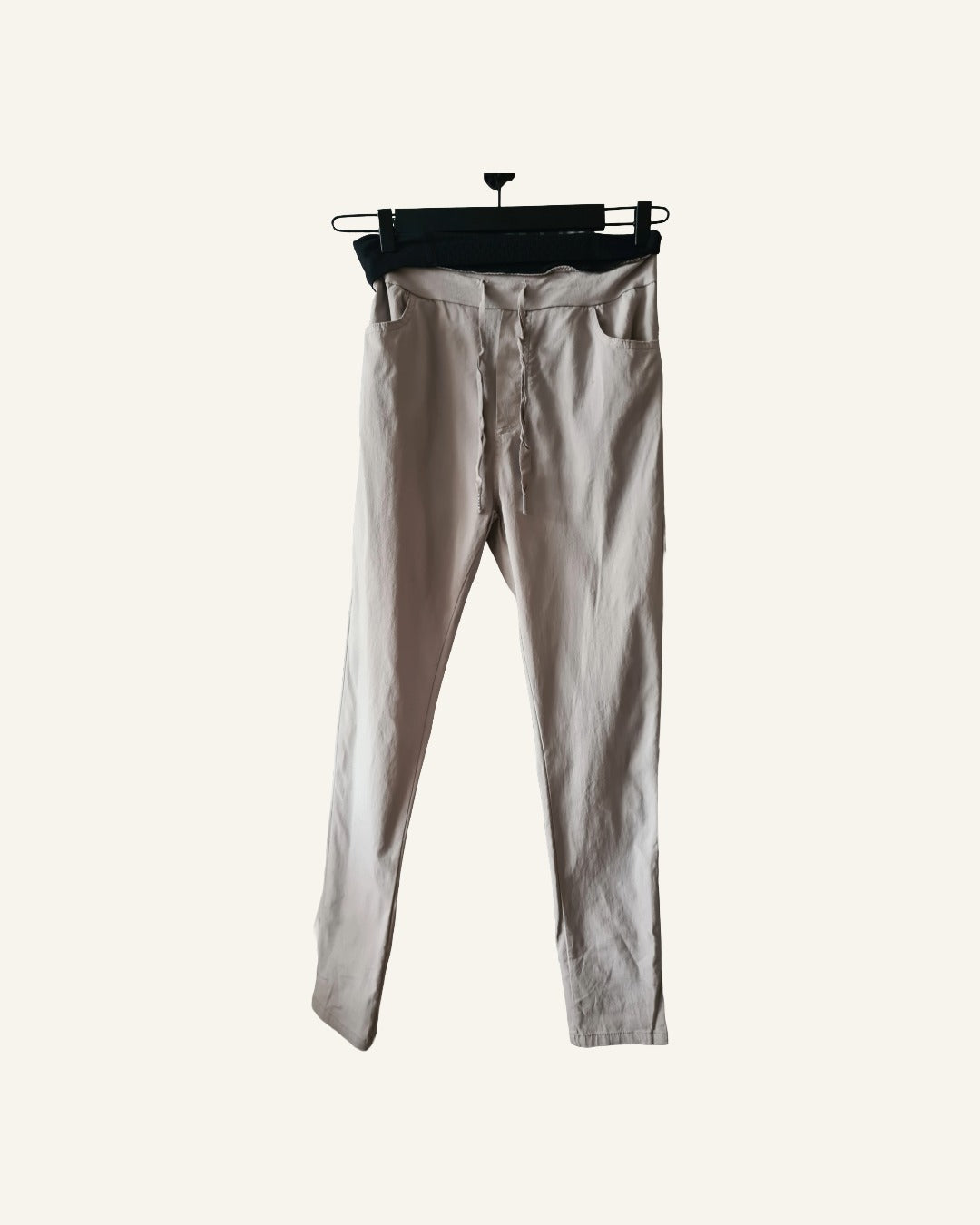 Beige stretch broek met elastische taille – maat S/M – Tweedehands