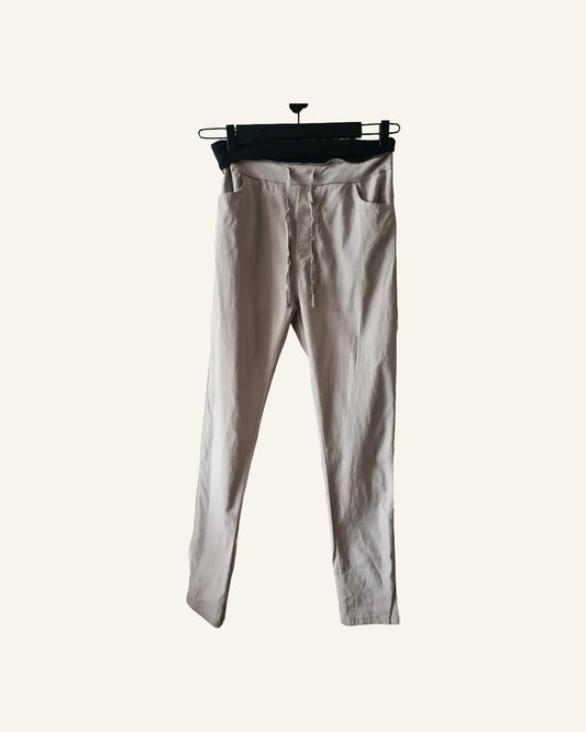 Beige stretch broek met elastische taille – maat S/M – Tweedehands