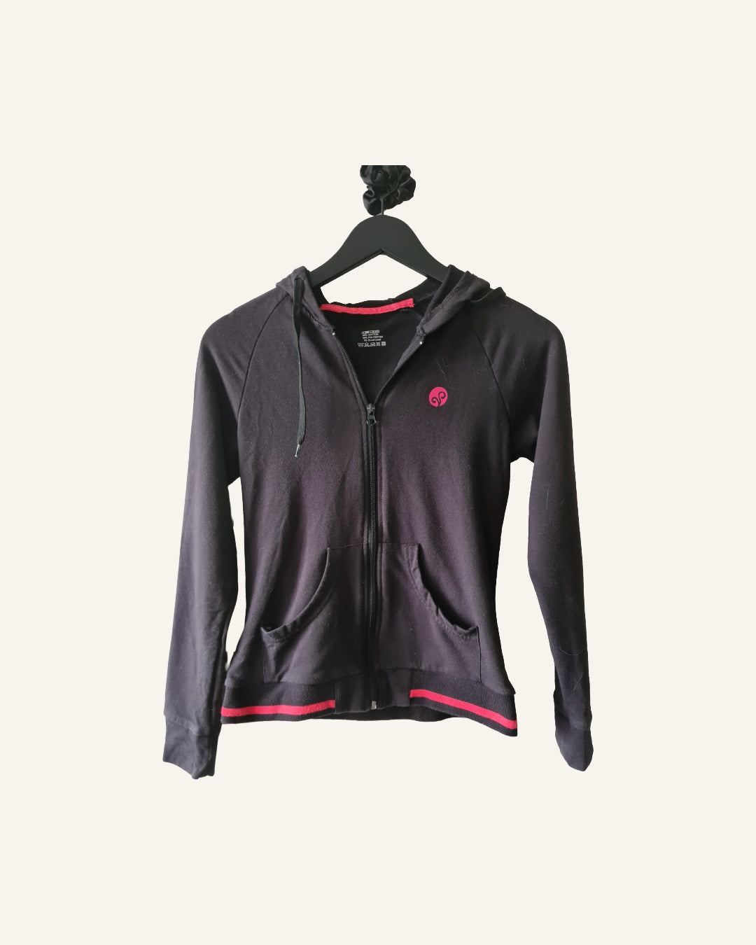Zwart vest met capuchon – maat M – Tweedehands