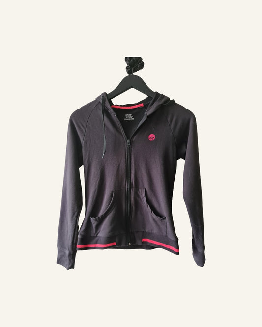 Zwart vest met capuchon – maat M – Tweedehands