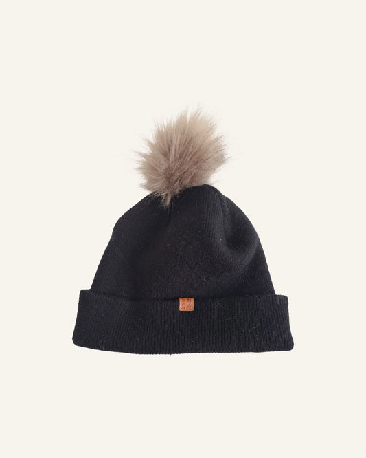 Zwarte muts met pompon – one size – Tweedehands