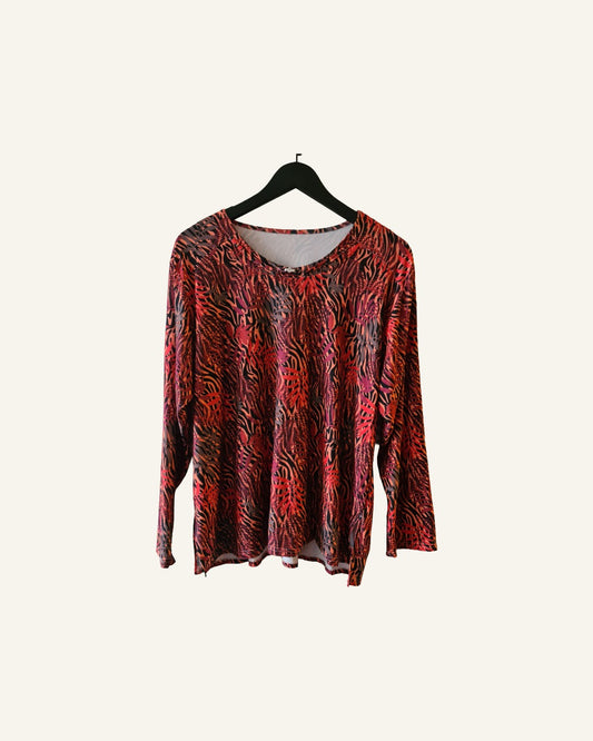Longsleeve zwart/rood met print -maat xl/xxl – ruime pasvorm – Tweedehands