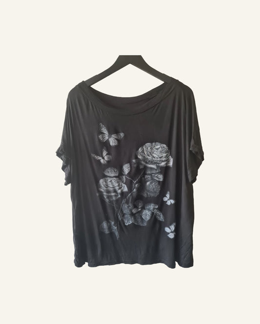 Zwart T-shirt met rozen & vlinders – maat 46/48/50 – Tweedehands