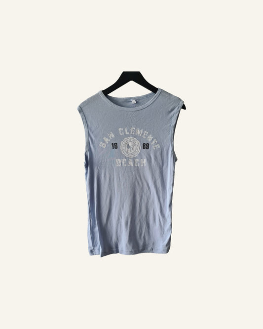 Mouwloze top lichtblauw met print – maat L – Tweedehands
