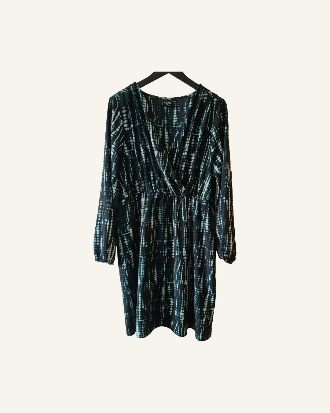 Plus size jurk zwart met print – maat 46/48 – knielengte – Tweedehands