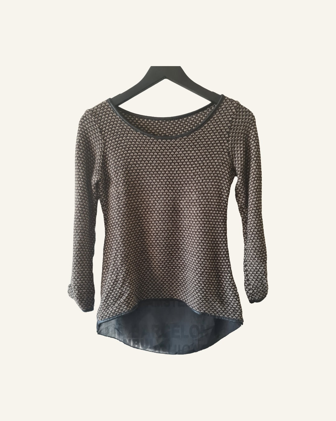 Tuniek met structuurstof en langere achterkant – maat M/L – Tweedehands